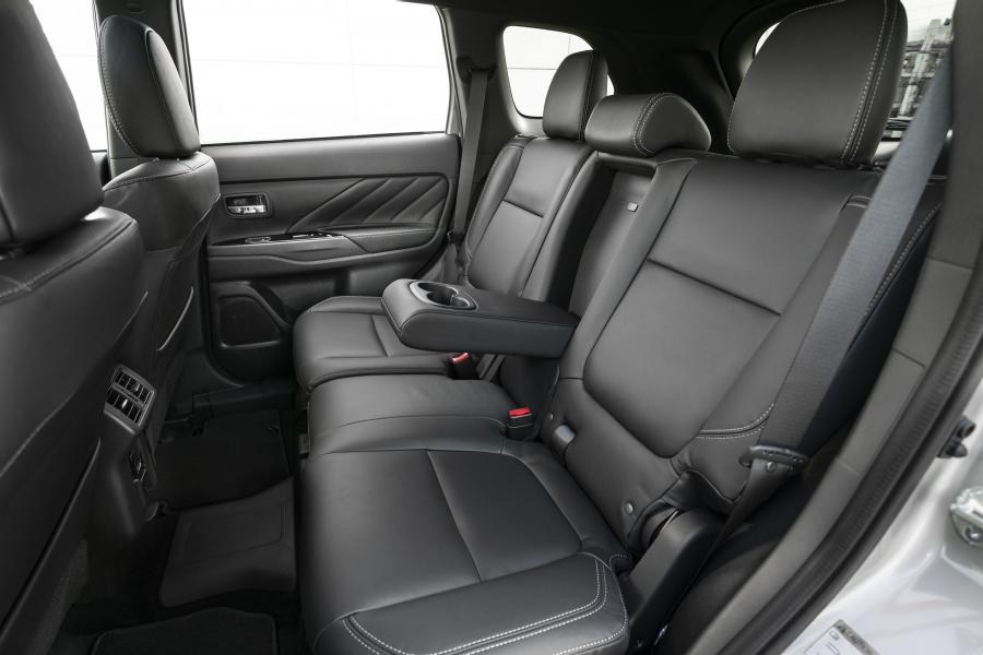 Интерьер Mitsubishi Outlander PHEV 2018 года  (NA) (фото 25 из 41)
